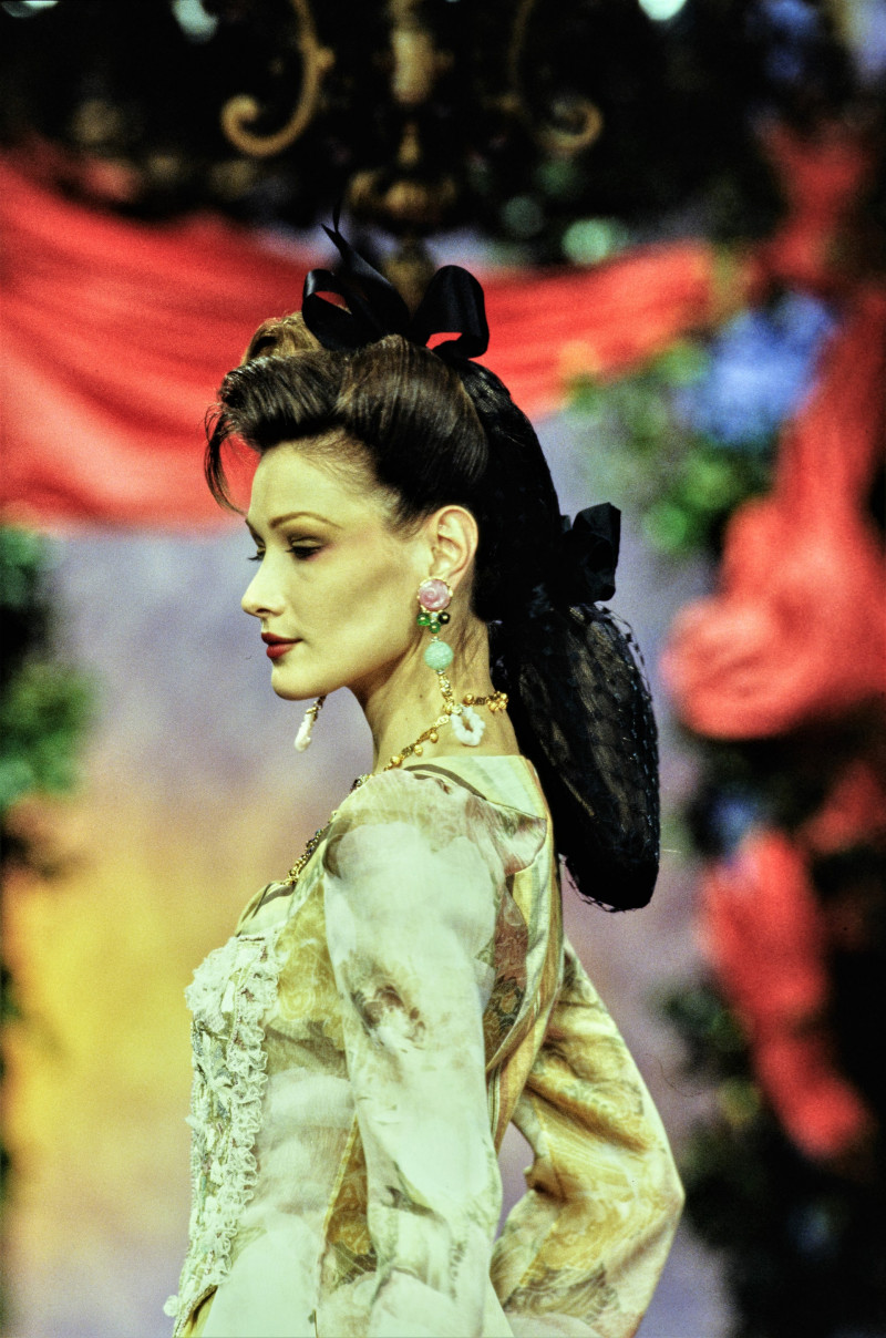 037-christian-lacroix-spring-1994-couture-CN10056619-carla-bruni.jpg