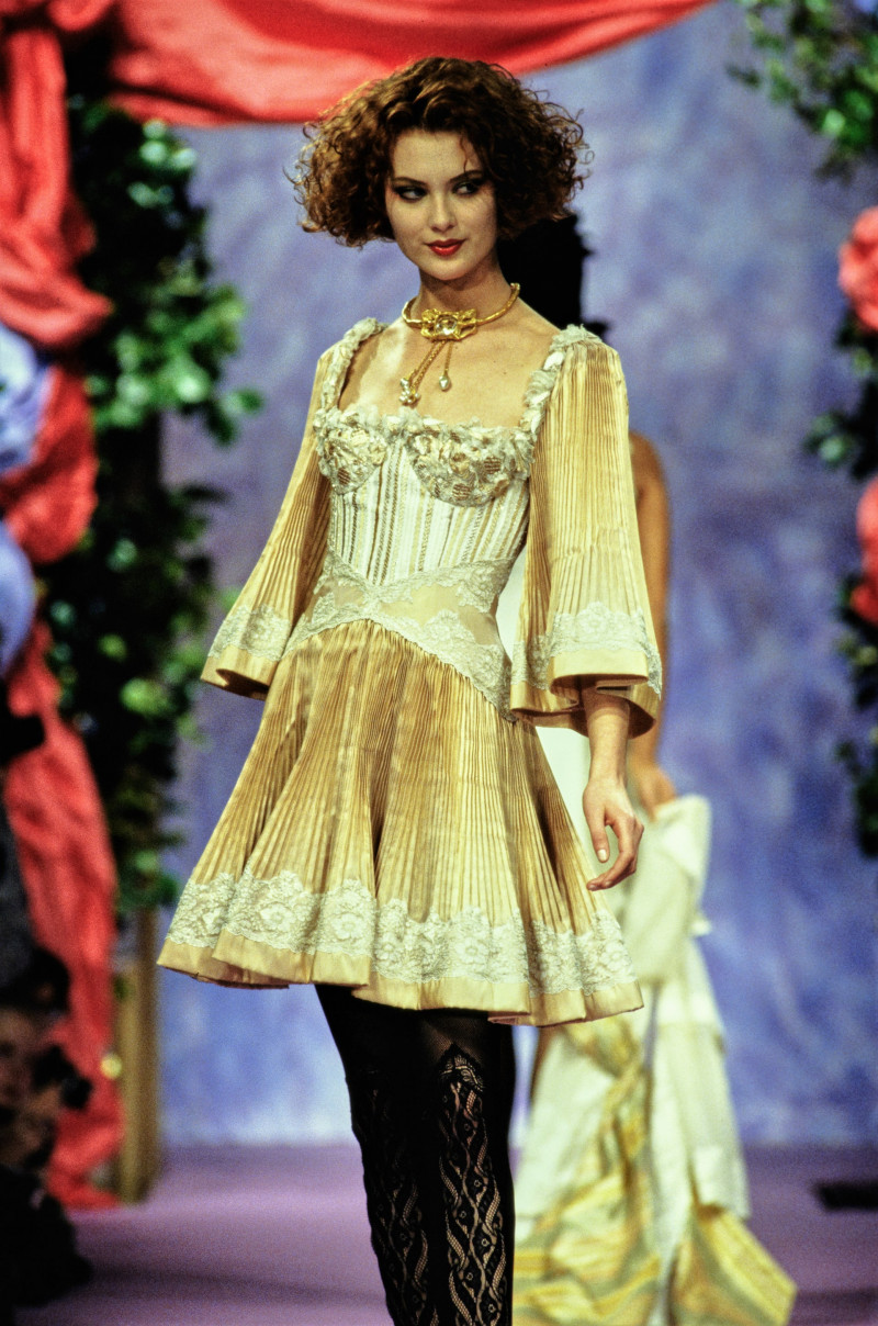 032-christian-lacroix-spring-1994-couture-CN10056656-shalom-harlow.jpg
