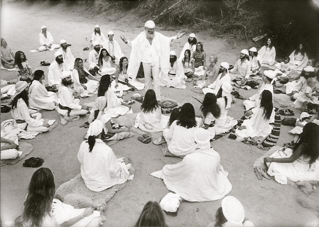 bigpicture_ru_parking-lot-meditation-father-look-isis-small.jpg