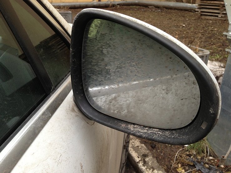 Чем лучше мыть зеркала в автомобиле