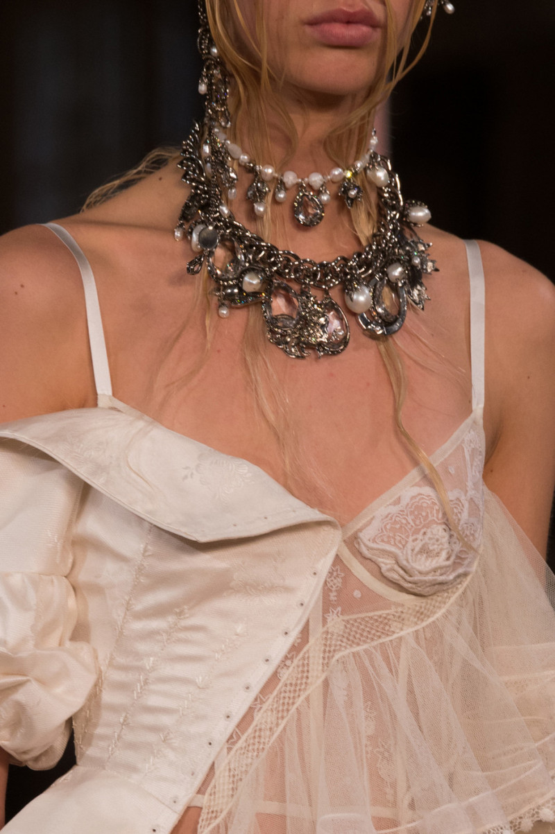 Alexander+McQueen+Spring+2018+Details+hIa1bZADwkix.jpg