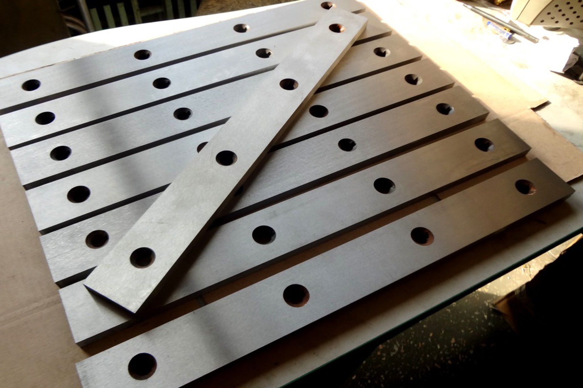 Ножи для промышленных гильотин: ключевой элемент оборудования для точной резки материалов