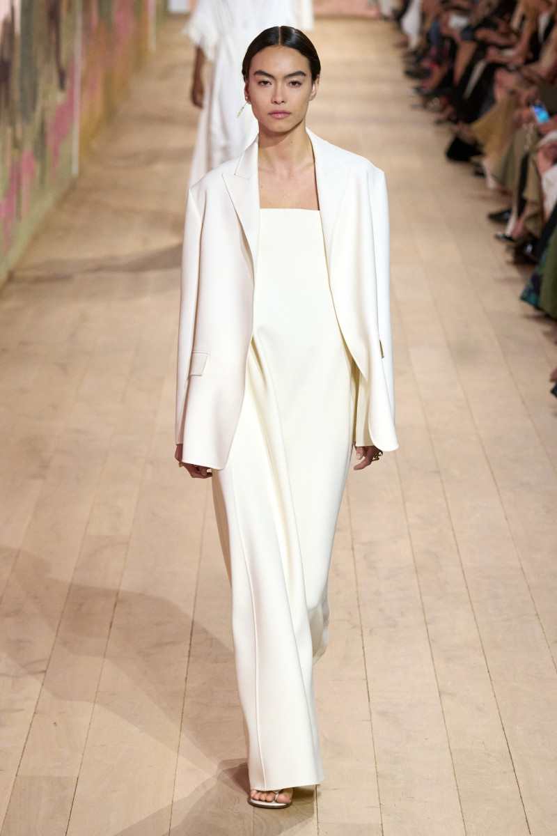 00008-dior-fall-2023-couture-credit-gorunway.jpg