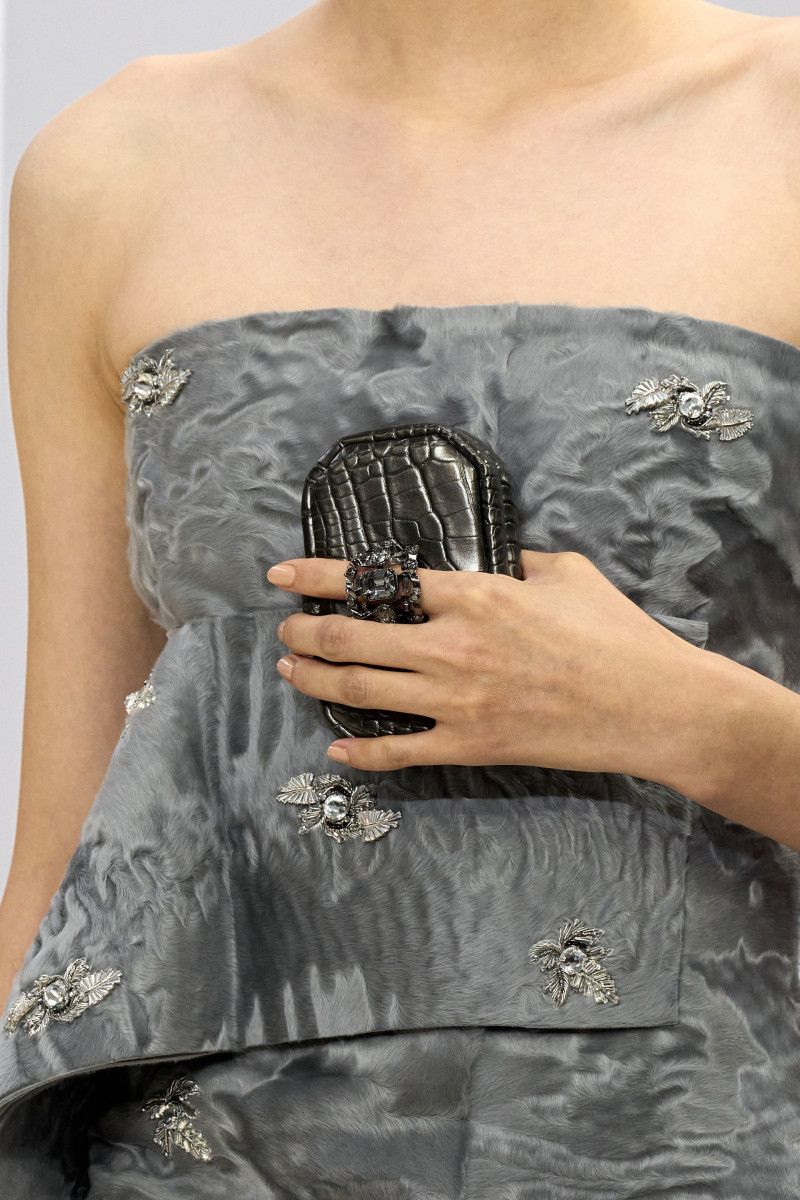 00052-fendi-fall-2023-couture-details-credit-gorunway.jpg