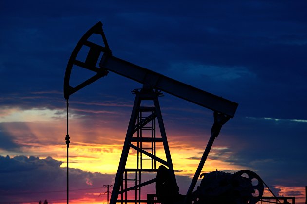 Цены на нефть падают после роста в пятниц
