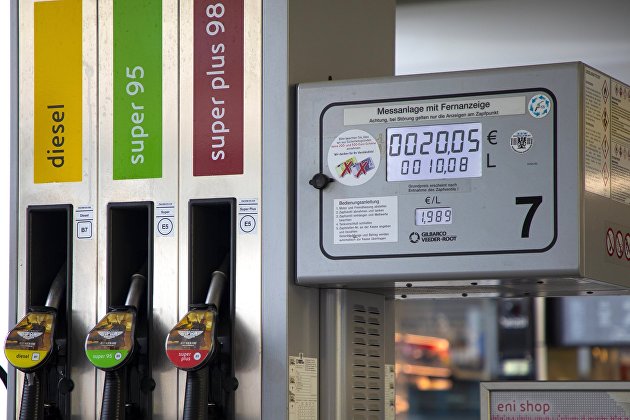 Цена бензина в России в июне выросла на 1,6 процента по сравнению с маем