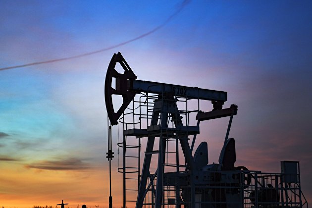 Цены на нефть снижаются чуть менее чем на процент
