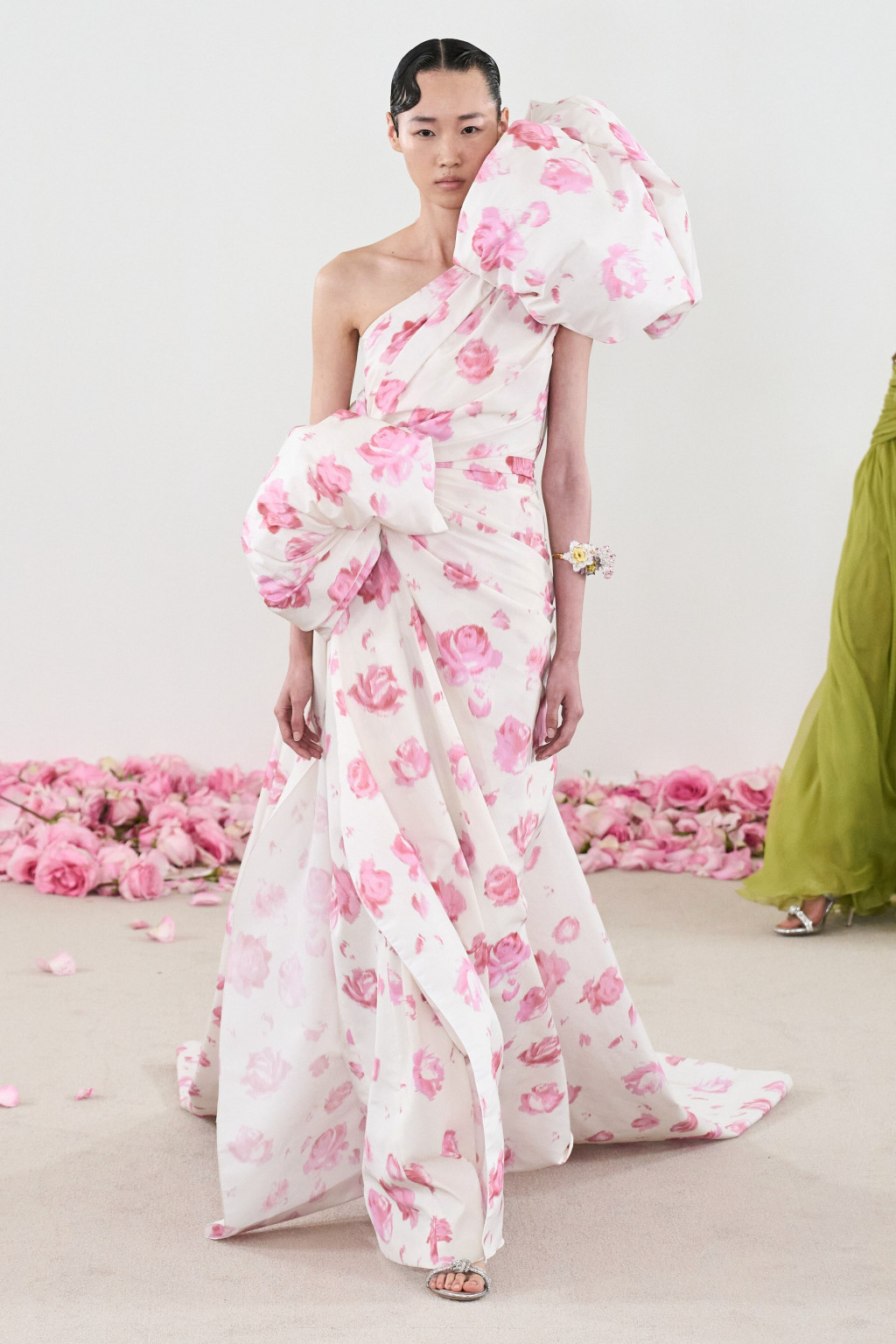 00010-giambattista-valli-fall-2023-couture-credit-gorunway.jpg