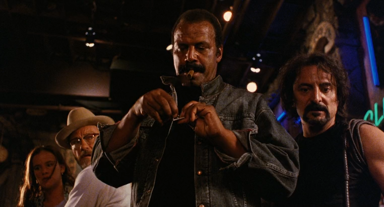 From.Dusk.Till.Dawn.1996.HDRip-AVC.ExKinoRay.mkv_snapshot_01.13.58.167.png