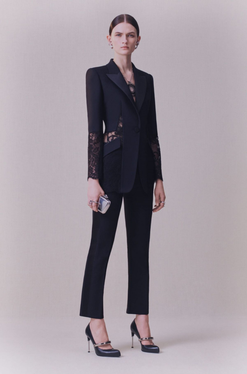 Alexander-McQueen-pre-fall-20-5440-1578994129.jpg