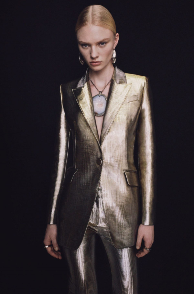Alexander-McQueen-pre-fall-20-5447-1578994143.jpg