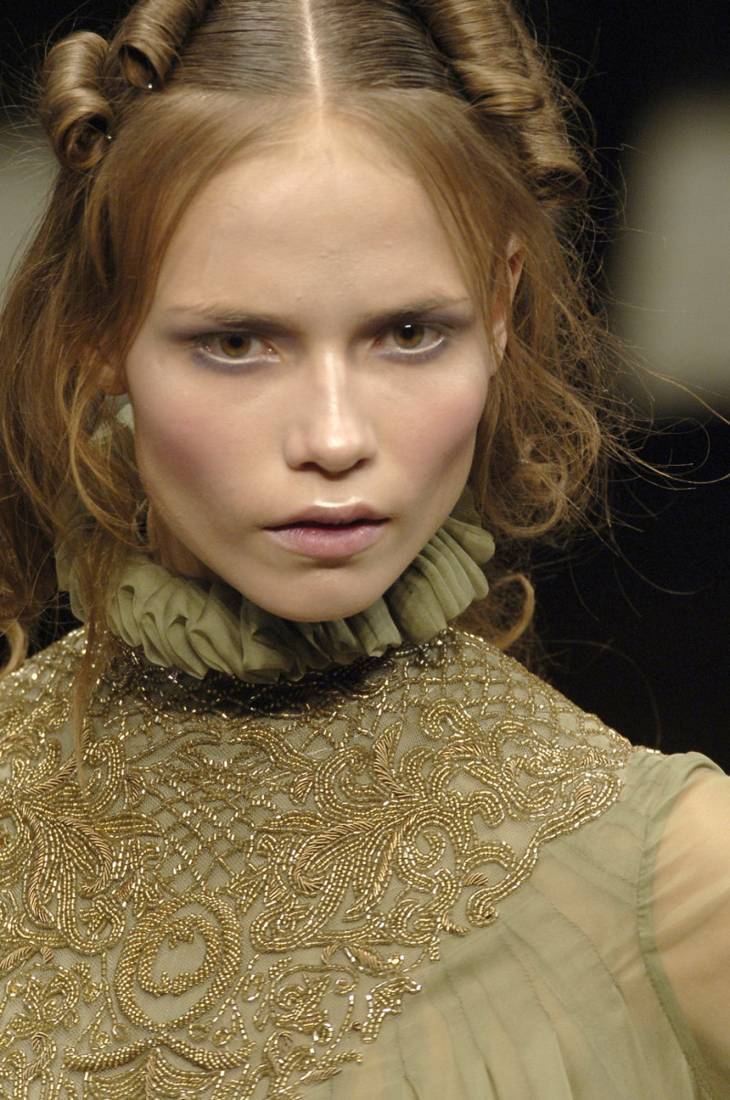 Alexander+McQueen+Fall+2006+Details+EkrlU60aKnox.jpg