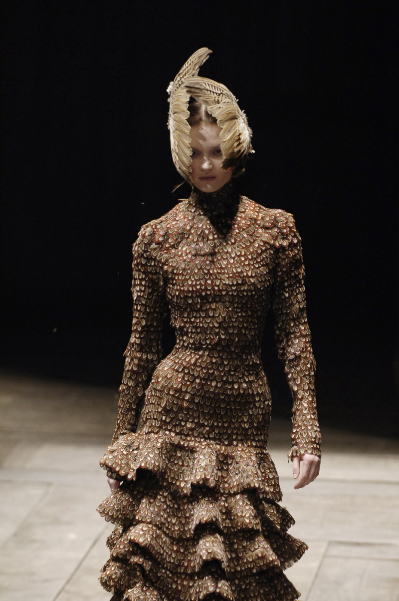 Alexander+McQueen+Fall+2006+5GN4pbHpxF5x.jpg