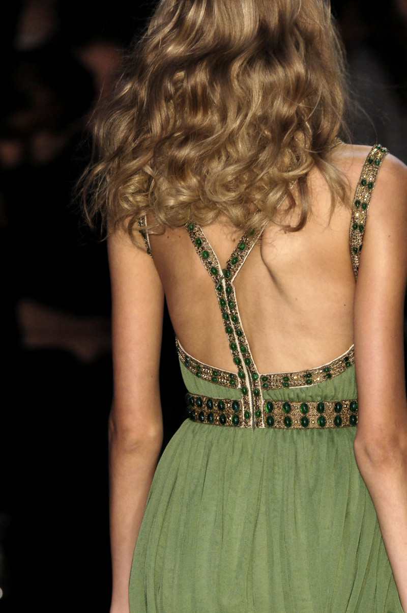 Alexander+McQueen+Spring+2006+Details+cgIEiBWGaMwx.jpg