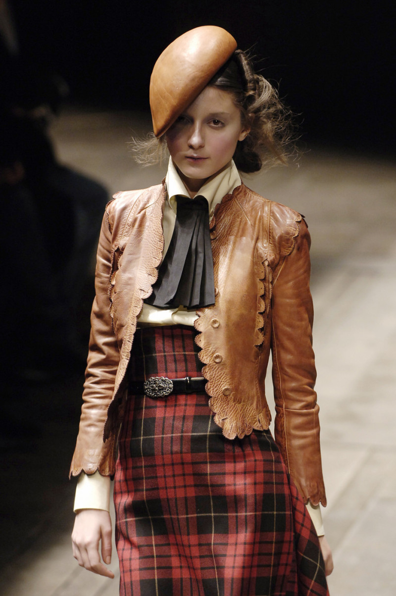 Alexander+McQueen+Fall+2006+tH1XwdyOoP-x.jpg
