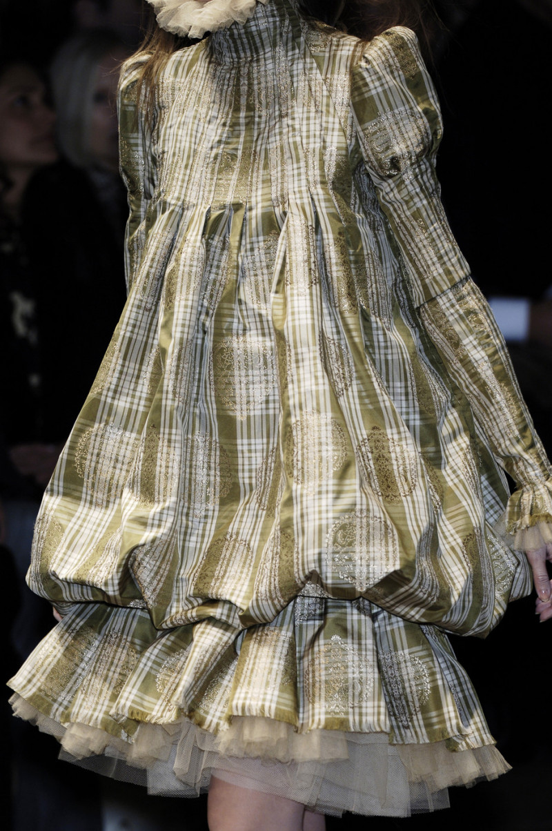 Alexander+McQueen+Fall+2006+Details+MUZQ9tT4y1Lx.jpg