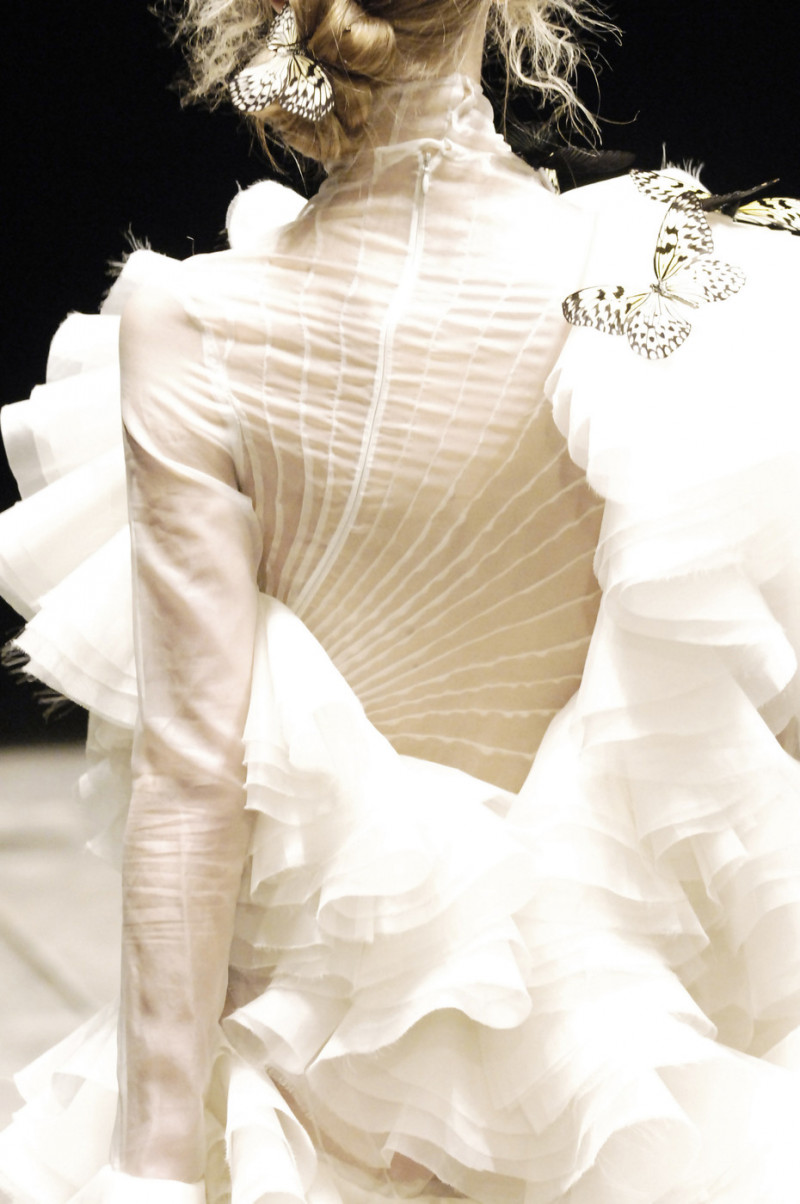 Alexander+McQueen+Fall+2006+Details+w7rjxIbRn25x.jpg