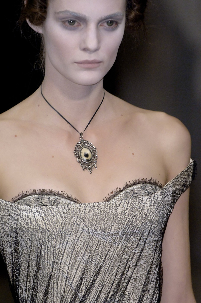 Alexander+McQueen+Spring+2007+Details+yHV5jy-Oi-hx.jpg