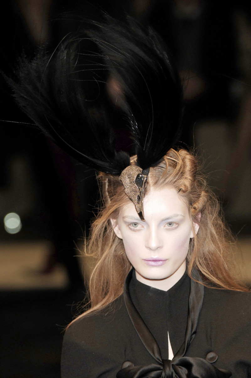 Alexander+McQueen+Fall+2006+Details+_nTYthOsbFIx.jpg