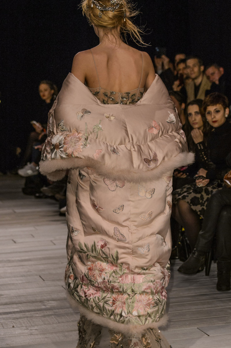 Alexander+McQueen+Fall+2016+Details+mrNbkYug4jrx.jpg