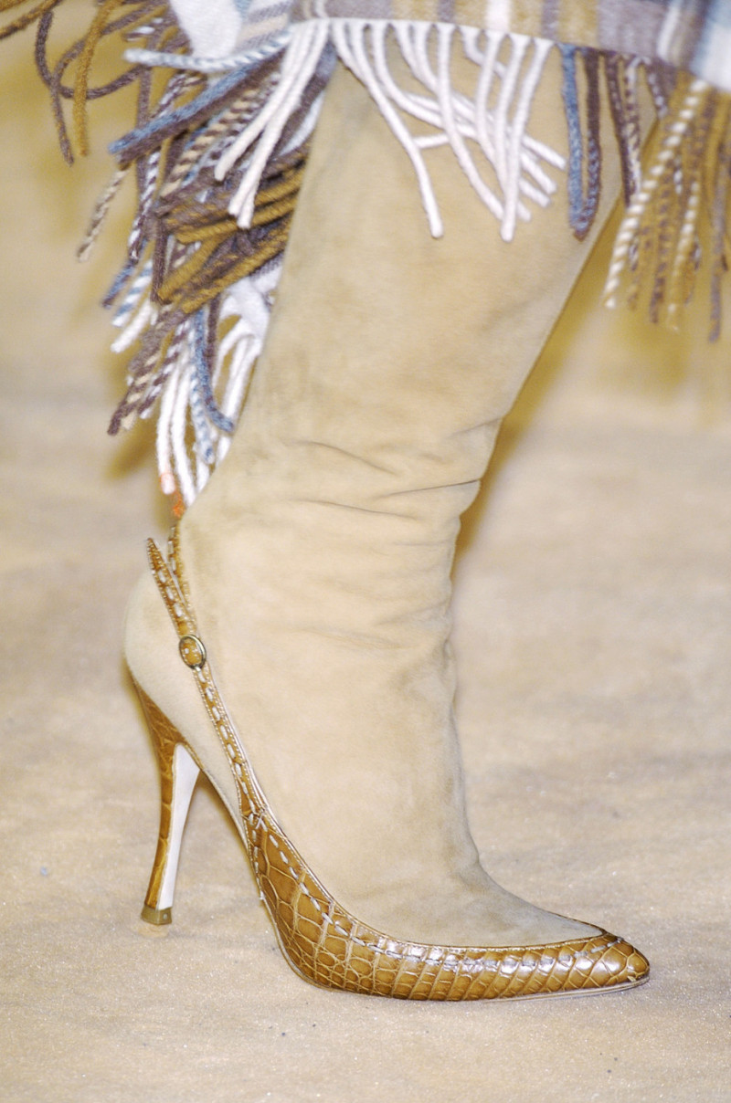 Alexander+McQueen+Fall+2005+Details+sl151aWdmTgx.jpg