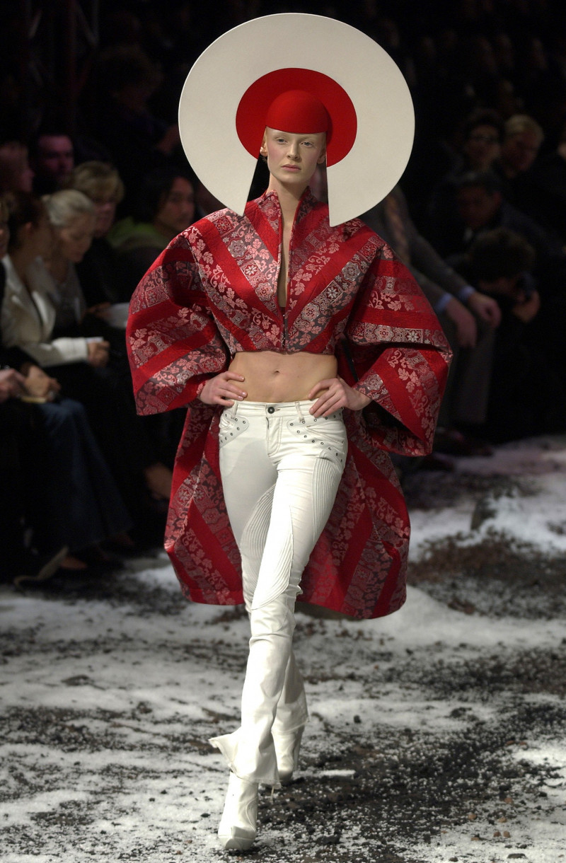 alexander-mcqueen-fall-2003-ready-to-wear-00450h-olivia-inge.jpg