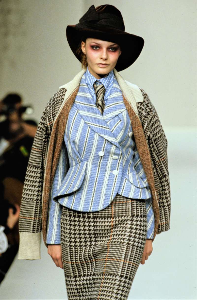 029-vivienne-westwood-fall-1996-ready-to-wear-detail-CN10055611-carolyn-park-chapman.jpg