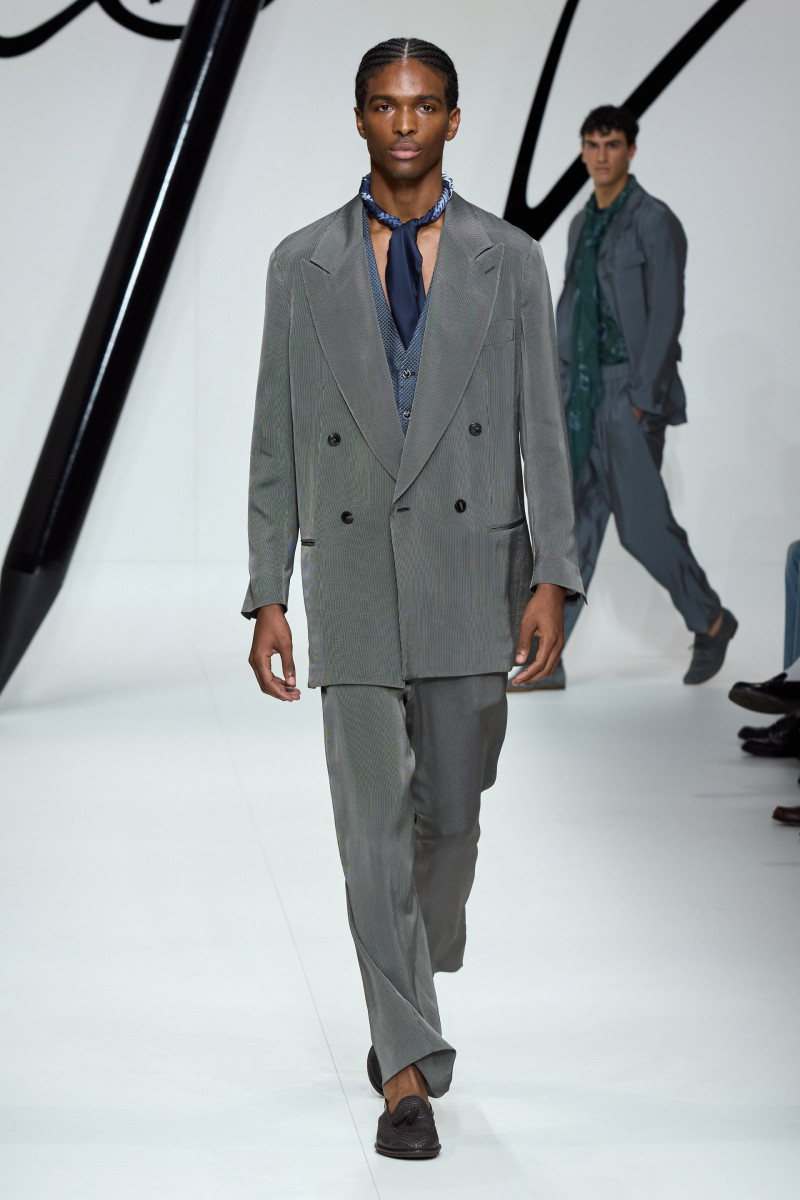 00033-giorgio-armani-spring-2024-menswear-credit-gorunway.jpg