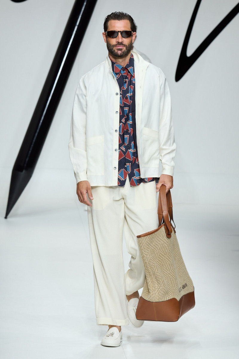 00076-giorgio-armani-spring-2024-menswear-credit-gorunway.jpg