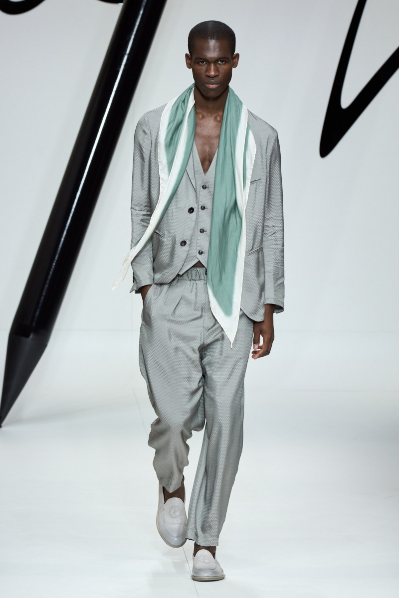 00030-giorgio-armani-spring-2024-menswear-credit-gorunway.jpg