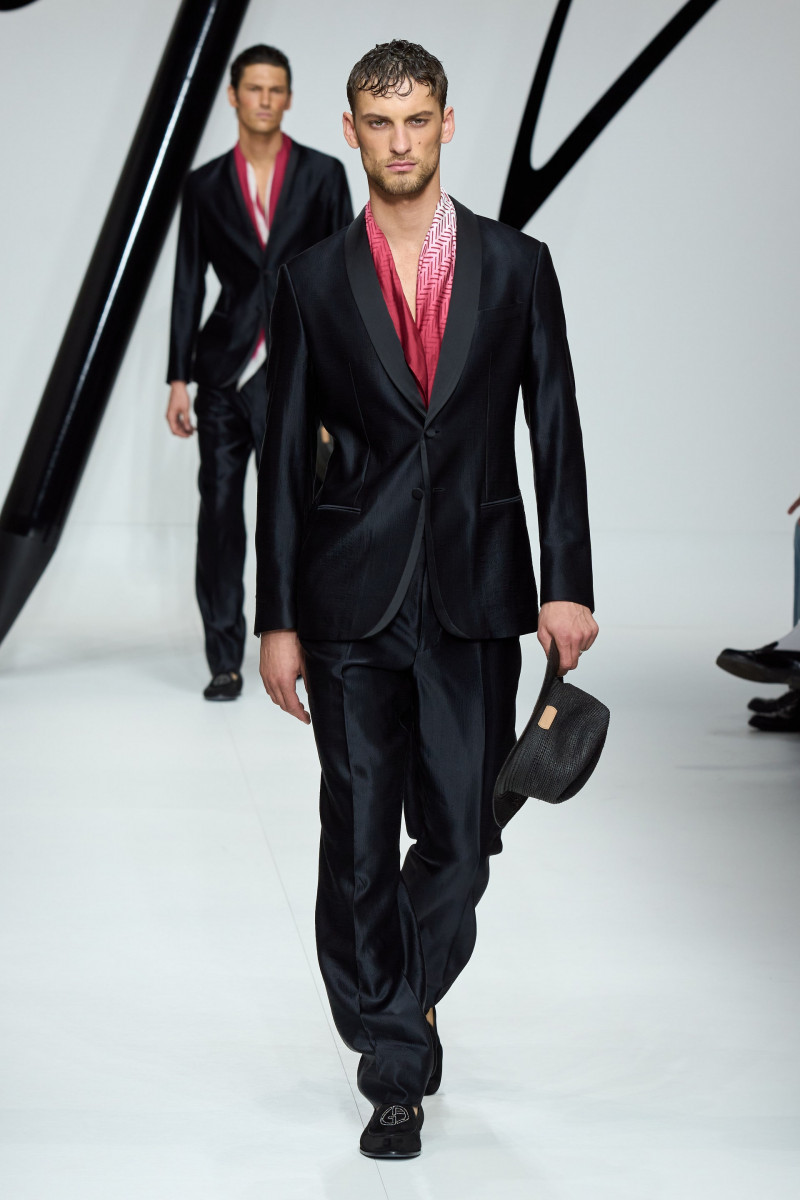 00069-giorgio-armani-spring-2024-menswear-credit-gorunway.jpg