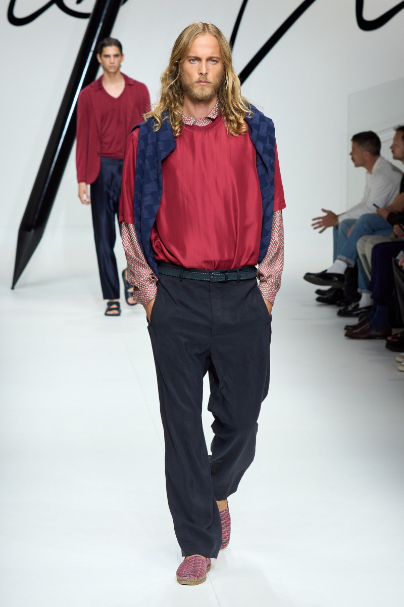 00064-giorgio-armani-spring-2024-menswear-credit-gorunway.jpg