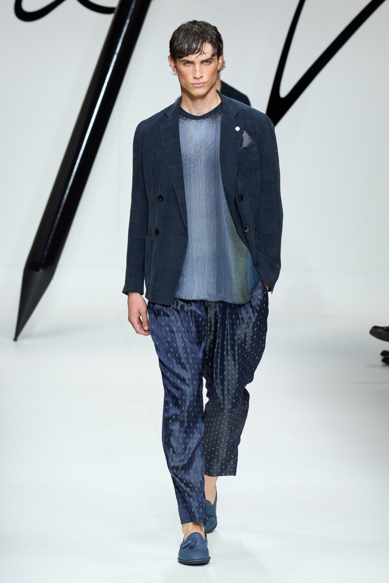 00052-giorgio-armani-spring-2024-menswear-credit-gorunway.jpg