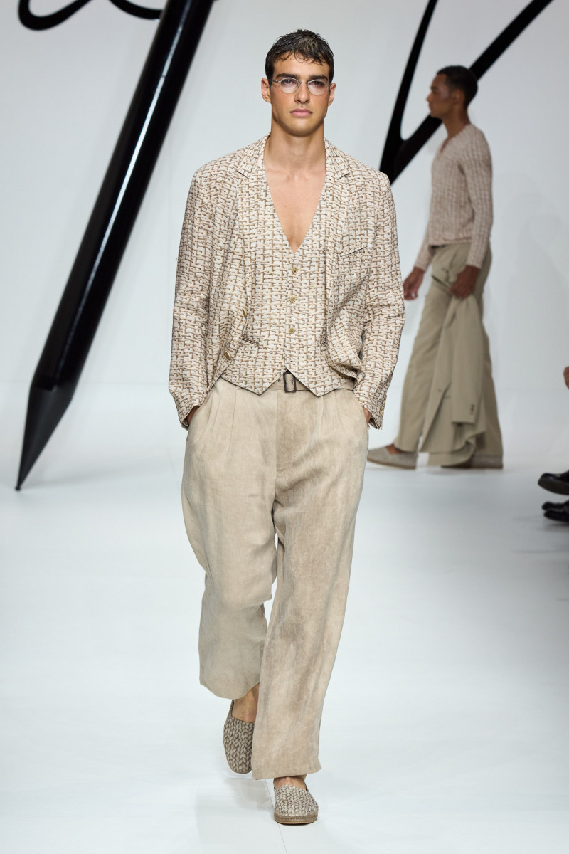 00022-giorgio-armani-spring-2024-menswear-credit-gorunway.jpg