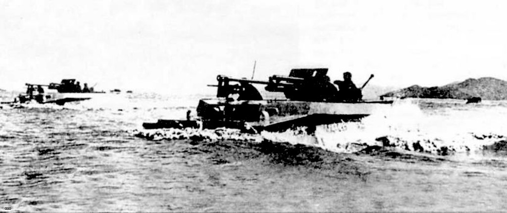 LVT(A)ch_LVT-4_НОАК_с_открыто_установленными_ЗиС-3,_июль_1957_г.jpg