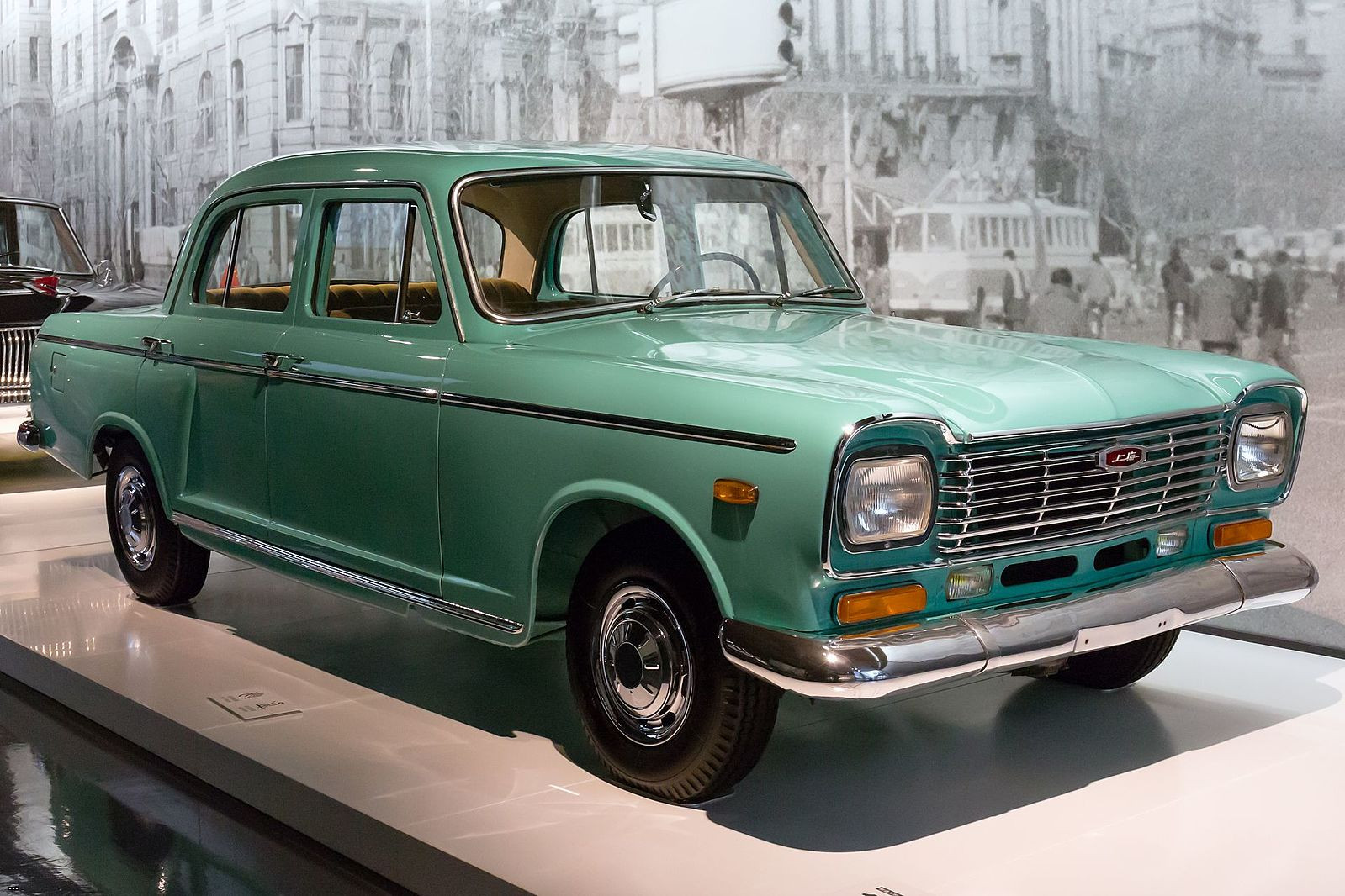 Shanghai_SH760A_front-right_2016_Shanghai_Auto_Museum.jpg