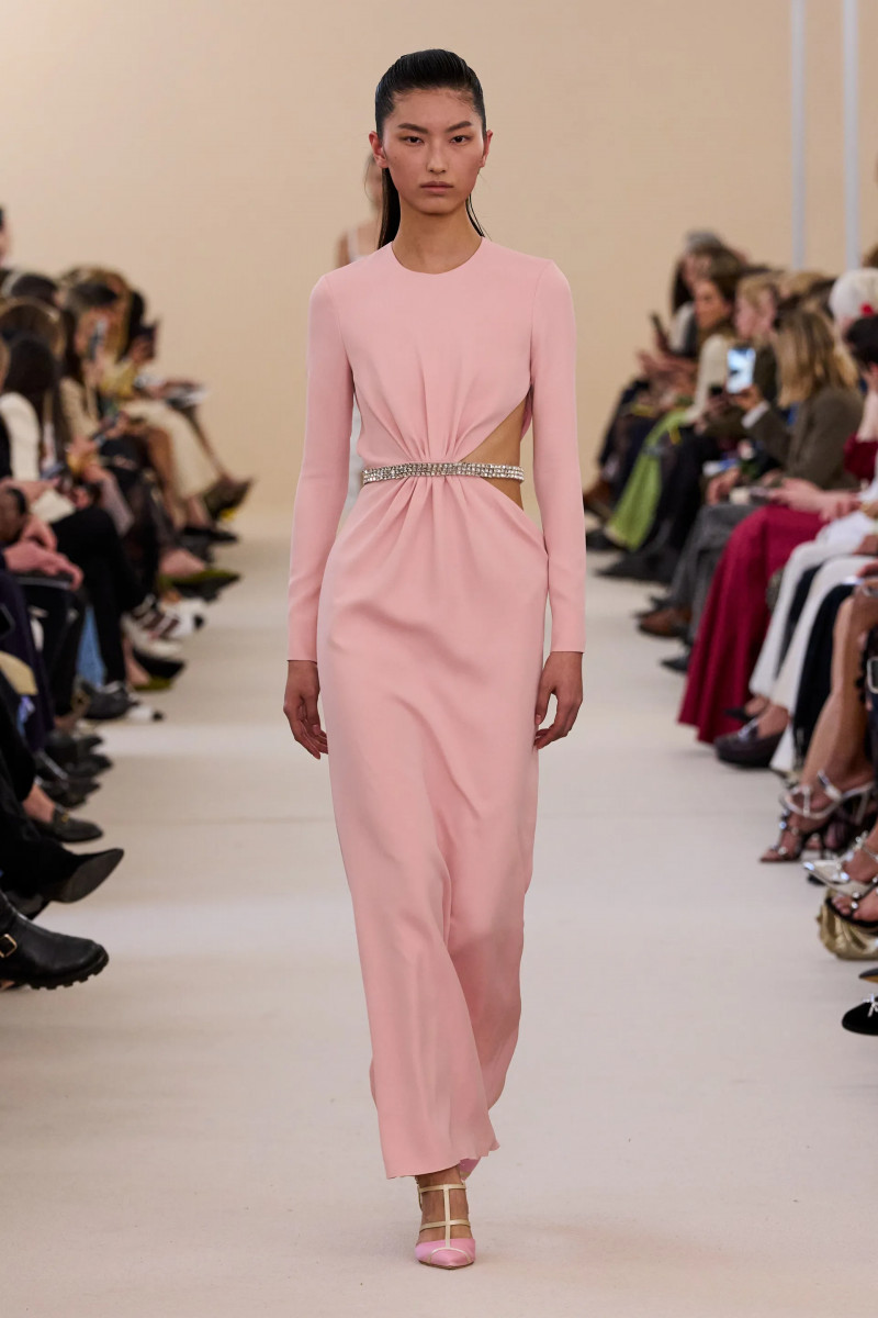00054-giambattista-valli-fall-2024-ready-to-wear-credit-gorunway.webp