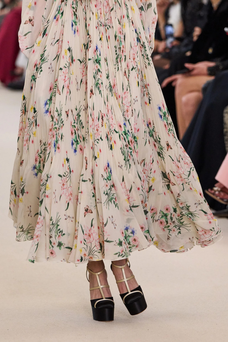 00052-giambattista-valli-fall-2024-ready-to-wear-details-credit-gorunway.webp