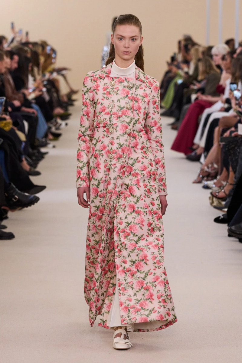 00047-giambattista-valli-fall-2024-ready-to-wear-credit-gorunway.webp