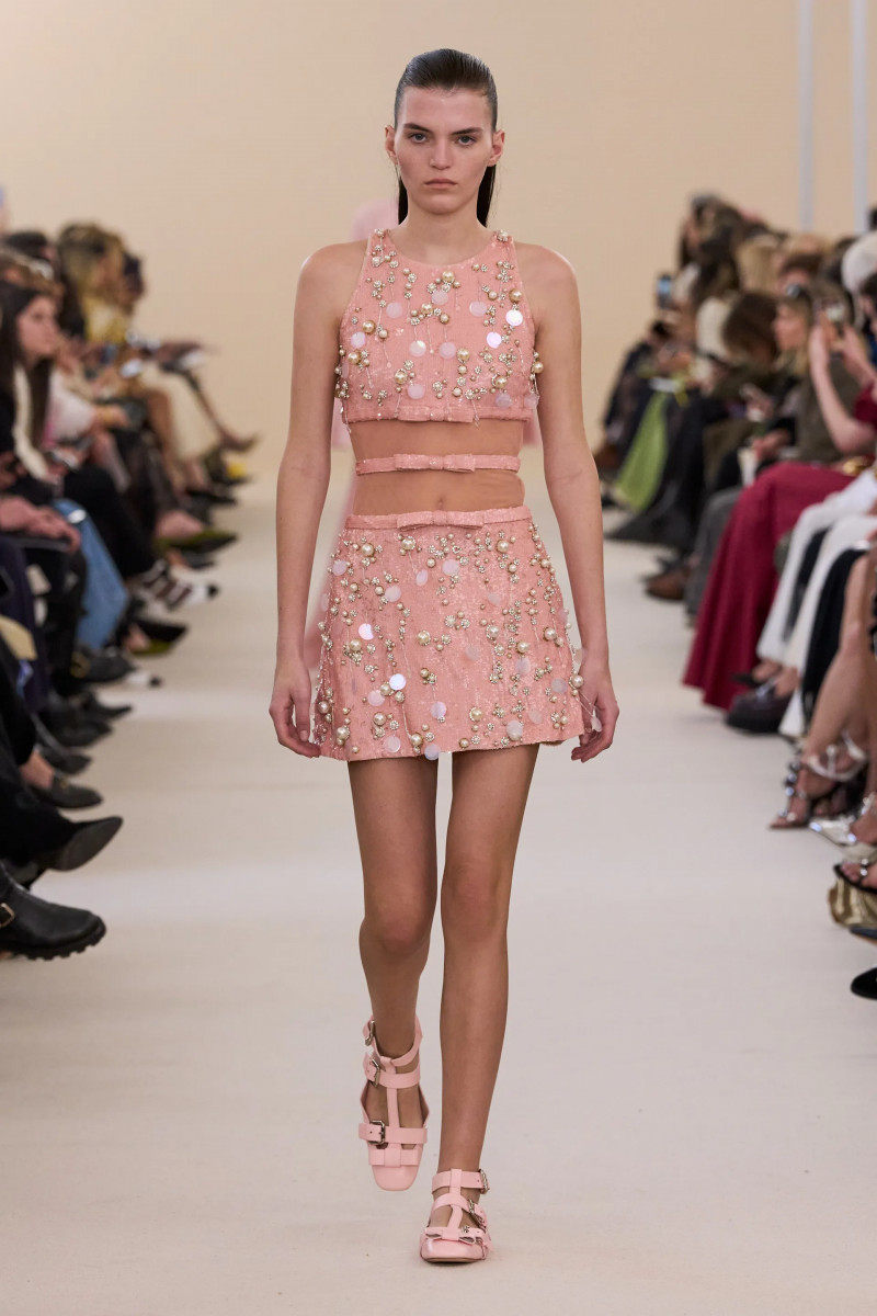 00050-giambattista-valli-fall-2024-ready-to-wear-credit-gorunway.webp