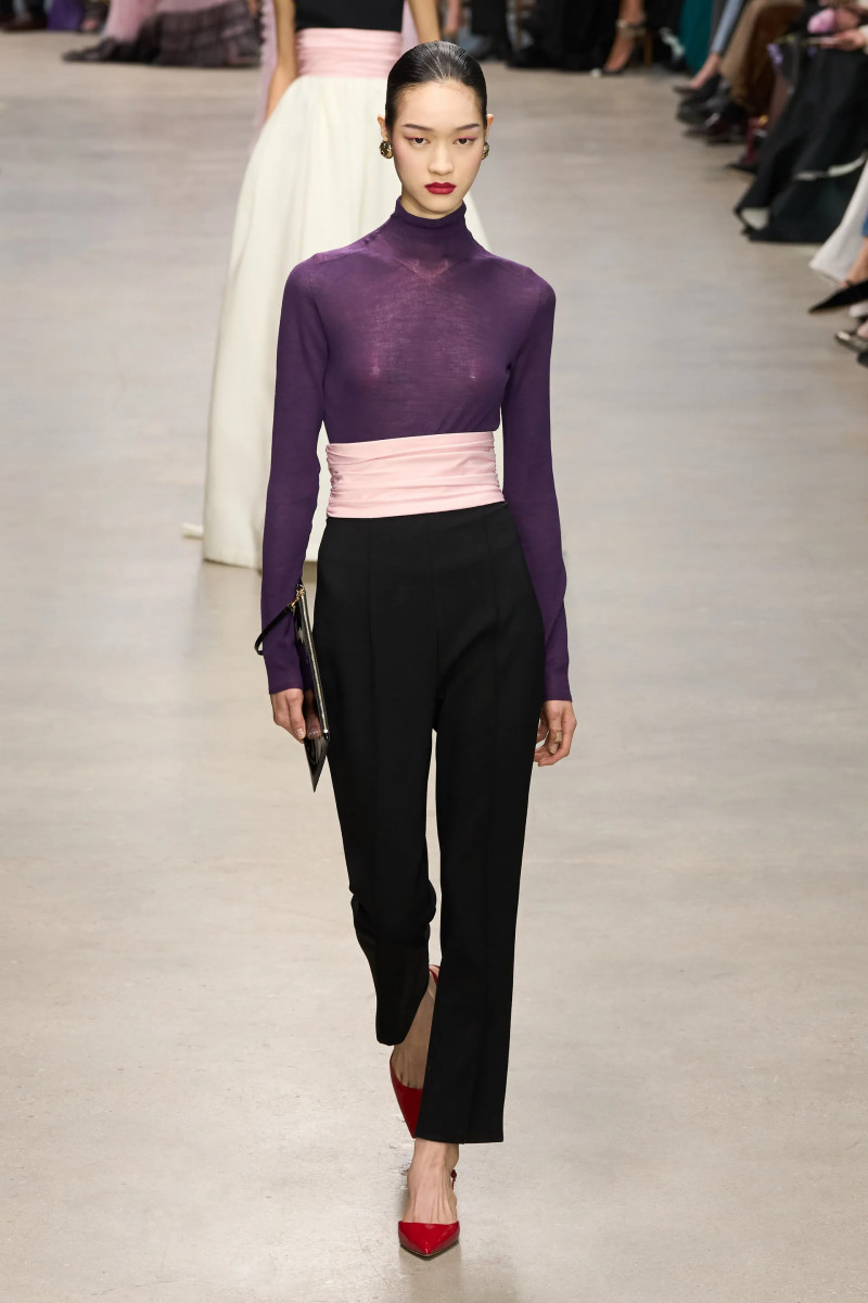 00035-carolina-herrera-fall-2024-ready-to-wear-credit-gorunway.webp