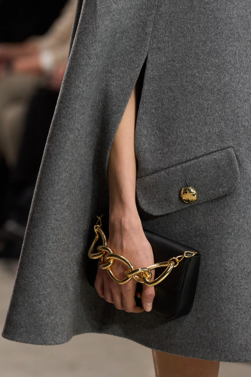 00049-carolina-herrera-detail-fall-2024-ready-to-wear-credit-gorunway.webp