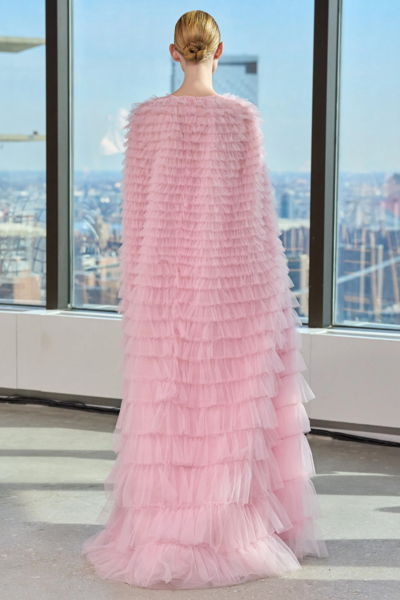 00100-carolina-herrera-detail-fall-2024-ready-to-wear-credit-gorunway.webp