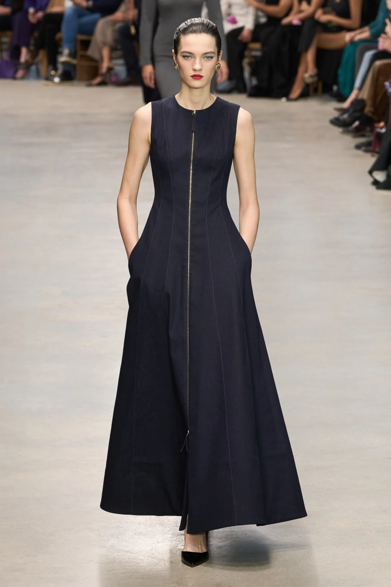 00011-carolina-herrera-fall-2024-ready-to-wear-credit-gorunway.webp