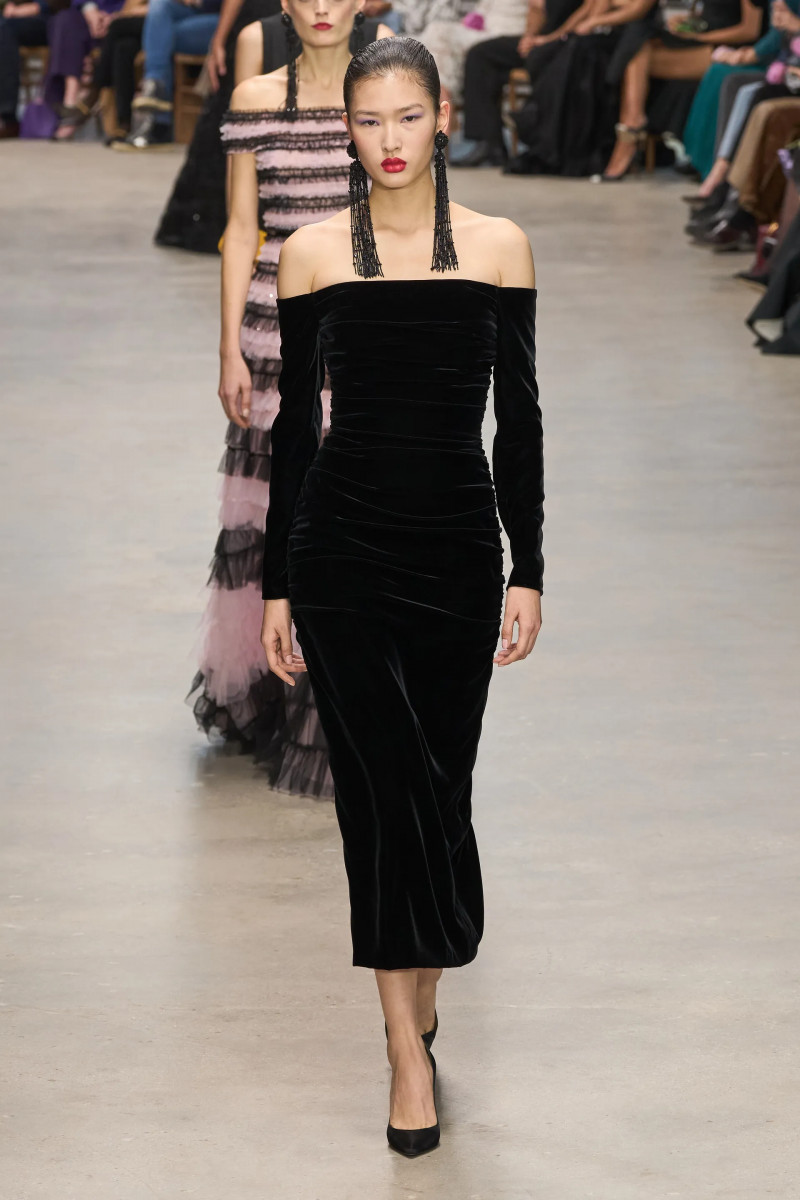 00038-carolina-herrera-fall-2024-ready-to-wear-credit-gorunway.webp