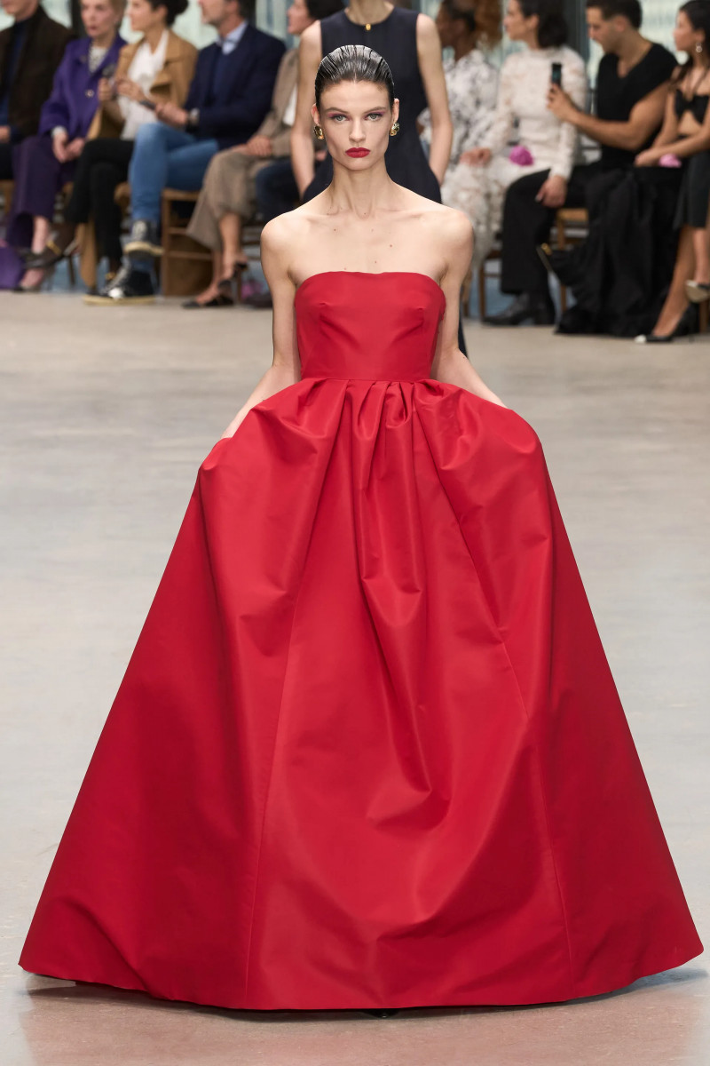 00010-carolina-herrera-fall-2024-ready-to-wear-credit-gorunway.webp