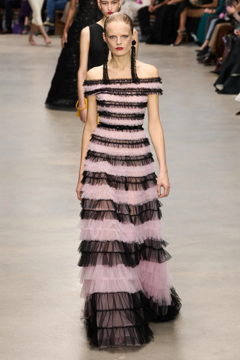 00039-carolina-herrera-fall-2024-ready-to-wear-credit-gorunway.webp