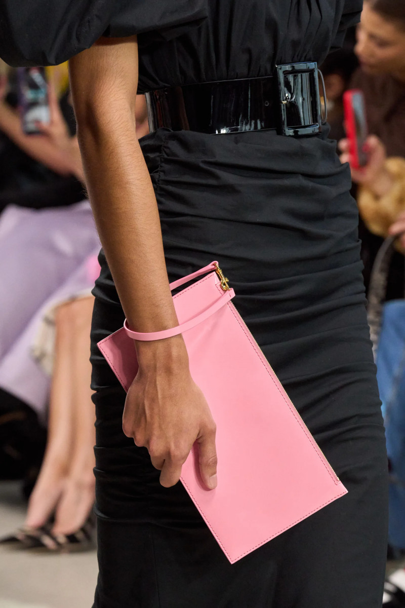 00069-carolina-herrera-detail-fall-2024-ready-to-wear-credit-gorunway.webp