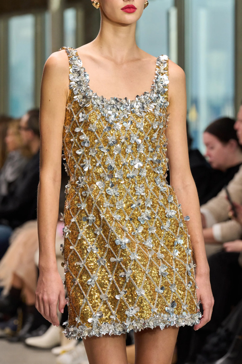 00136-carolina-herrera-detail-fall-2024-ready-to-wear-credit-gorunway.webp