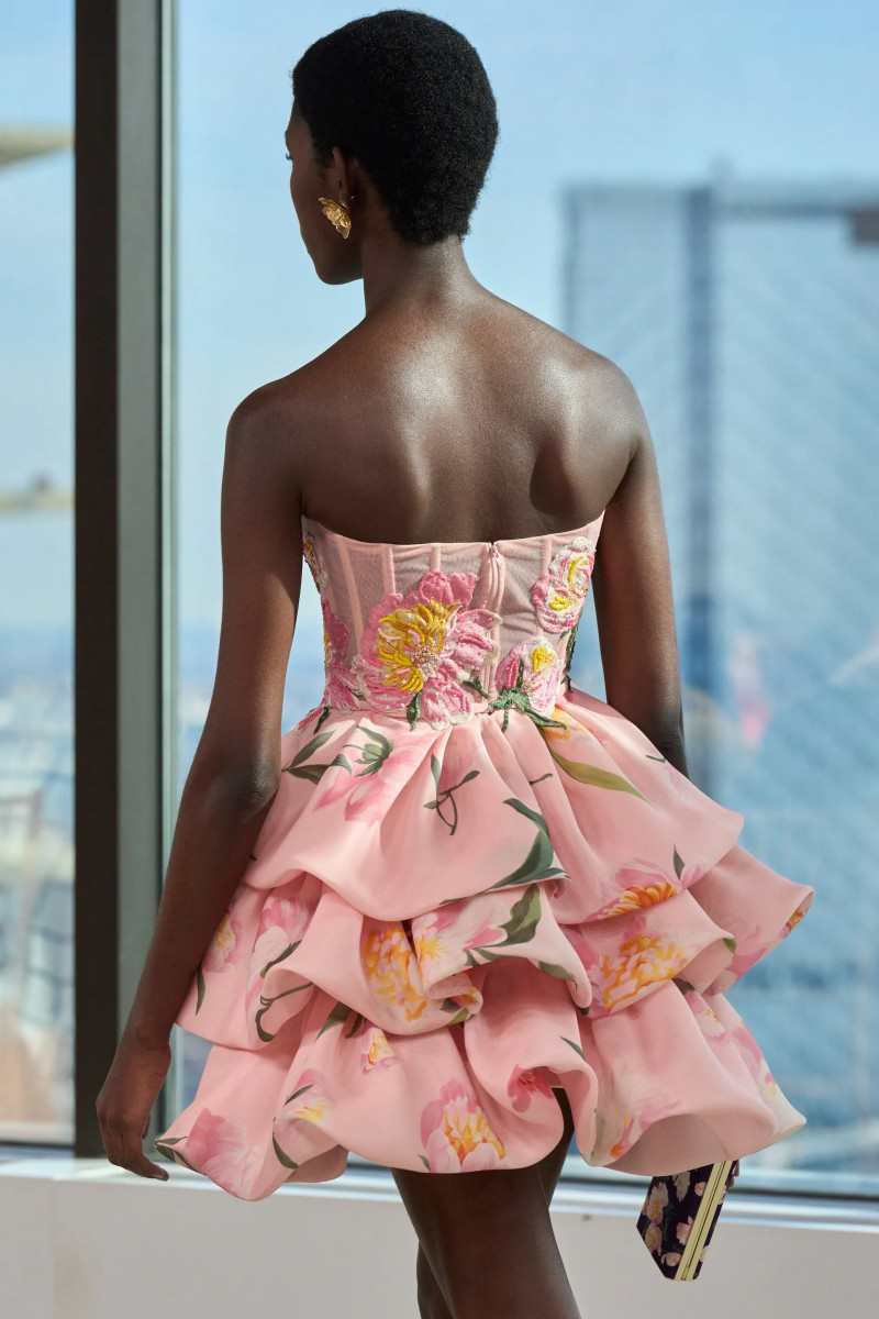 00076-carolina-herrera-detail-fall-2024-ready-to-wear-credit-gorunway.webp